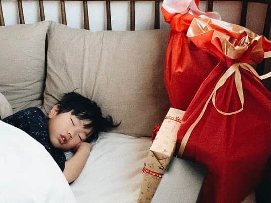 宇藤えみのインスタグラム：「2度見のお手本w プレゼントを見てフリーズ🎅 いつまでこの反応が見れるのかなぁ♡ #3歳の記憶#xmas」