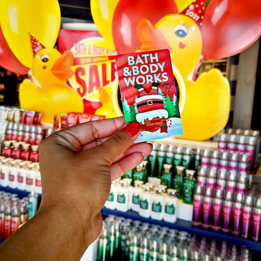 Bath & Body Worksさんのインスタグラム写真 - (Bath & Body WorksInstagram)「Raise your hand 🙋‍♀️ if spending your Christmas Gift Cards during Sale is at the top of your Sunday to-do list! 📝」12月28日 0時00分 - bathandbodyworks
