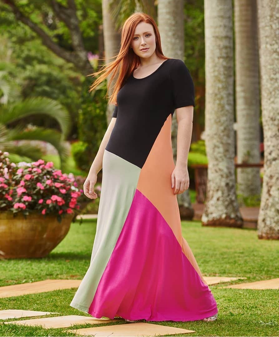 DECÊNCIAのインスタグラム：「Procurando o look ideal para o seu último domingo do ano? Arraste para o lado e veja o vestido que é foi feito para qualquer tipo de corpo e perfeito para qualquer ocasião! 💗🖤💚🧡 #decencia #modaplussize #plussize #plussizeonline #atacado #modamineira」