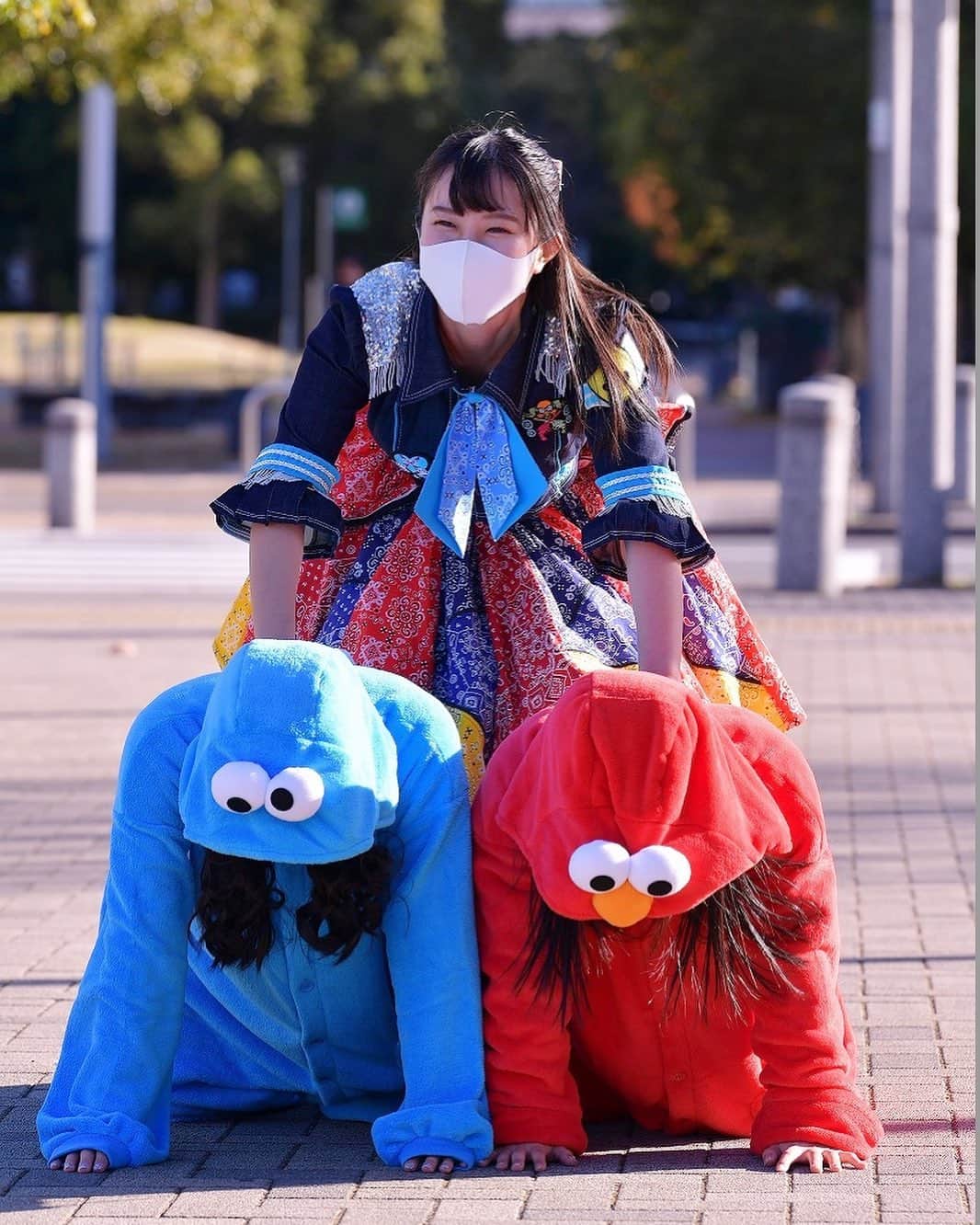 橋本友梨英のインスタグラム：「エルモ(わかちゃん)とクッキーモンスター(ふえちゃん)と組体操した！  #私はUSJのお姉さんっていう設定 #usj #エルモ #クッキーモンスター #撮影会 #寒かったけど楽しかった #japan #tokyo #odaiba #followｍe」