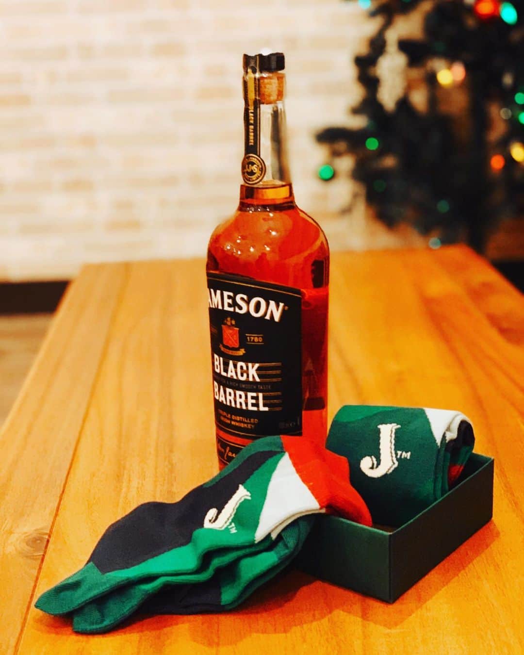日高央さんのインスタグラム写真 - (日高央Instagram)「ジェムソン・ジャパンからクリプレいただいたのよね🎁いつもありがとですわ🥂😊🎶  焦げた樽で熟成するから「ブラック・バレル」っていうネーミングもクールな一本とクリスマス・カラーのソックス🧦✨気が滅入ることが続いてる今年の冬も乗り切れそう🔥💪😤🗯来年は何かイベントご一緒しやしょ🎤😃🎸  #Christmas #Present #From #Irish #Flavor #ThankYou #VeryMerryChristmas #Lets #Stay #Drinking #IrishWhiskey #Forever #and #StayPunkForever #with #Jameson #JamesonJapan #TheStarbems」12月28日 0時03分 - hidakatoru