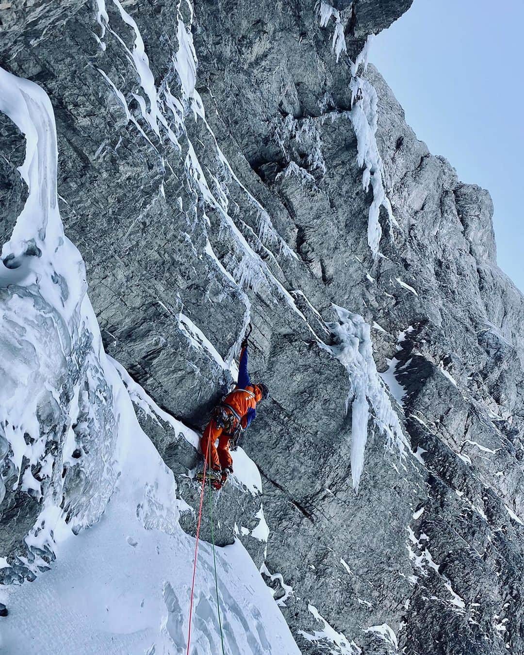 Mammutさんのインスタグラム写真 - (MammutInstagram)「On the 28th of November, Mammut Pro team athlete @daniarnold_alpinist managed to climb a new route through the north face of the Gross Ruchen 3137 m.  Together with @rogerschaeli and Stephan Ruoss, Dani first ascended the route "Egidius" (1300m/Wi6+/M7+) through the right part of the north face.   Congratulations to Dani, Roger and Stephan for this remarkable first ascent!  #Mammut_Swiss1862 #MammtProTeam #daniarnold @daniarnold_alpinist @rogerschaeli」12月28日 0時04分 - mammut_swiss1862