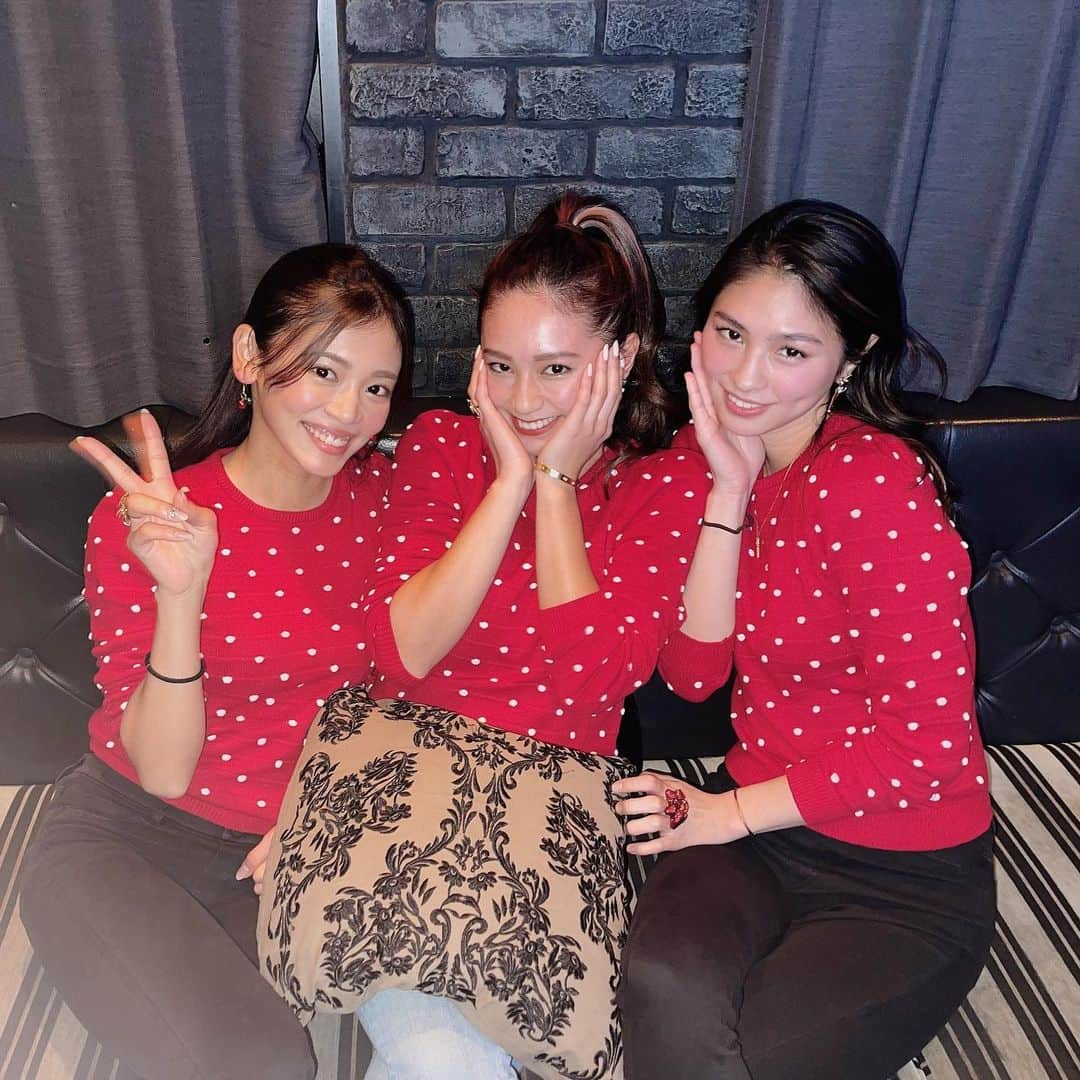 椿彩加のインスタグラム：「. メリクリ🎄🎅🏽🎁 . 今年も楽しく過ごせました みんなありがとう💓 また新年会よろしくね✨ . #merrychristmas #xmas #party #お鮨からの #お酒 #1時間半で #1800 #3本は #やばいよ #テキーラの罠 #あいこの彼氏 #ごめんなさい #みんな今年も #ありがとう #来年も #よろしくね」