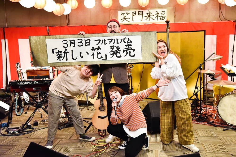関取花のインスタグラム：「「年末だョ！全員集合〜3時間(40分オーバーしたけど)⽣放送SP〜」有難うございました😆🏮   🏵そしてそこで発表致しました🏵  2021年3月3日、メジャー1stフルアルバム「新しい花」リリースします㊗️🎉🙌  生配信ライブで披露した「美しいひと」「新しい花」をはじめ、アルバム収録の新曲はほぼセルフプロデュースで、とにかく今わたしがやりたいこと、やれることを詰め込みました🎁  自信作です。お楽しみに！！  #関取花  photo by AZUSA TAKADA (@azusatakada_photographer) 写真を撮ってくれたのはもうずっとお世話になっている大好きなあずささん。いつも素敵な写真をありがとうございます😊📷「君によく似た人がいる」のジャケや歌詞カードの写真もあずささん！」