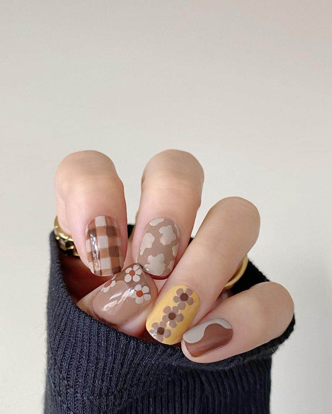 Blonde Saladさんのインスタグラム写真 - (Blonde SaladInstagram)「Do you like this mani?🍦 #theblondesalad #manicure #nailsinspiration @thehangedit」12月28日 0時15分 - theblondesalad