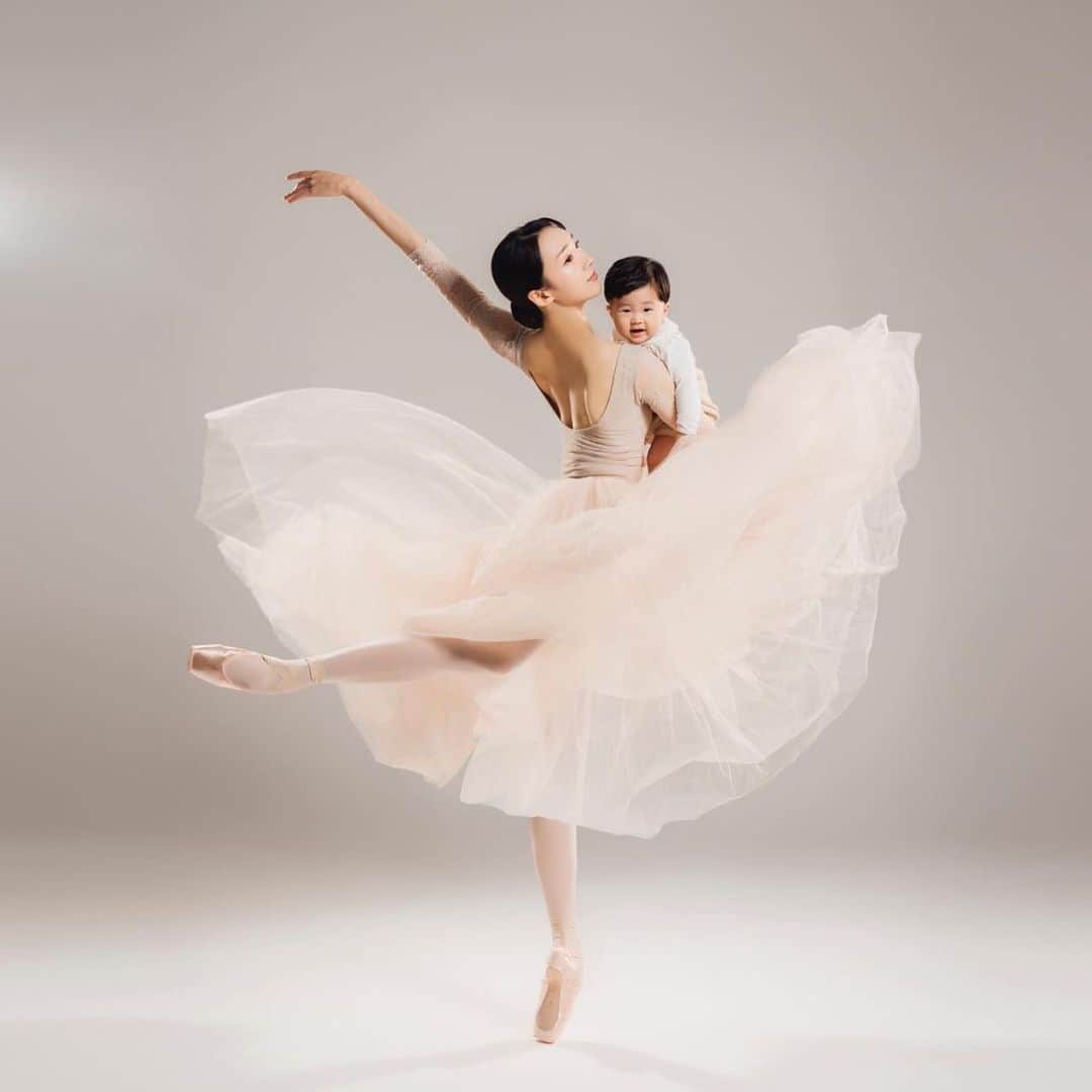 Ballet Is A WorldWide Languageさんのインスタグラム写真 - (Ballet Is A WorldWide LanguageInstagram)「Supermom ballerina! @narrang_h by @yoon6photo 💕  #worldwideballet 🌸💞😻」12月28日 0時12分 - worldwideballet