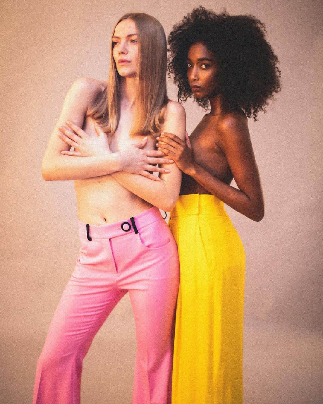 サラバターリアのインスタグラム：「...PANTS FOR WOMEN  #girlsrights  Ph @dino.zoor」