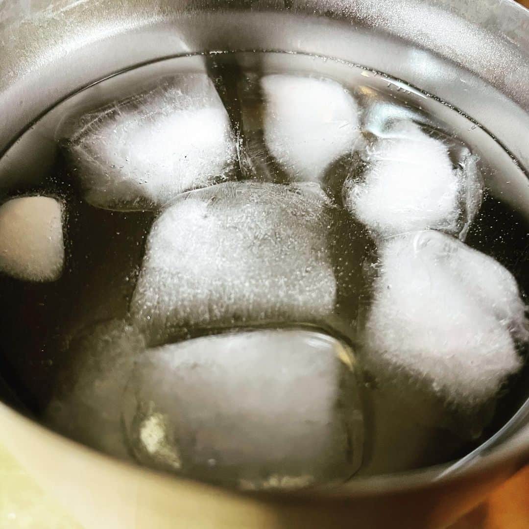 西田善太さんのインスタグラム写真 - (西田善太Instagram)「「氷」ってものも"エネルギー“だと考え出すと、何時間でも過ごせる気がする。酔っ払ってるのかもしれないけどね🥺」12月28日 0時14分 - zentanishida
