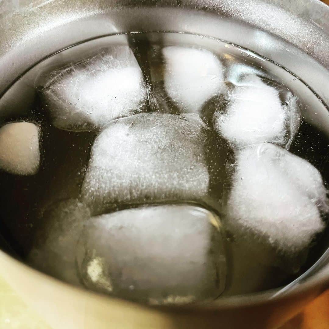 西田善太のインスタグラム：「「氷」ってものも"エネルギー“だと考え出すと、何時間でも過ごせる気がする。酔っ払ってるのかもしれないけどね🥺」