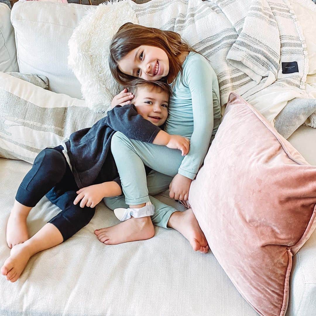 のインスタグラム：「Precious little moments... Also two seconds later Jace starting wrestling Jolie and the sweet moment was ruined with crying and screaming but atleast I have this pic to remember how cute they can be together. #siblings」