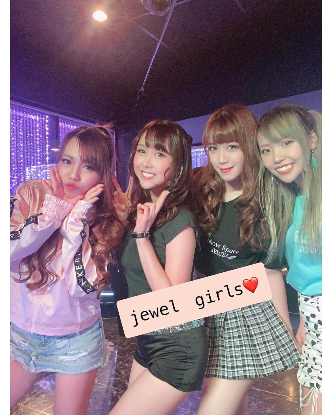小池ジョアンナのインスタグラム：「今年ラストのJEWEL @showspacejewel でのイベント出演でした！✨  今宵も満員御礼🎉大盛況❤️  みんなとのステージは毎回 ワクワクが詰まっていて キラキラした彼女達と作る空間が 毎回私にはとっても新鮮で 眩しくて、楽しい❤️✨  今日もありがとう🥰  #ユニット感 #withdancers #dance #show #showpub #bar #barlesque #girls」