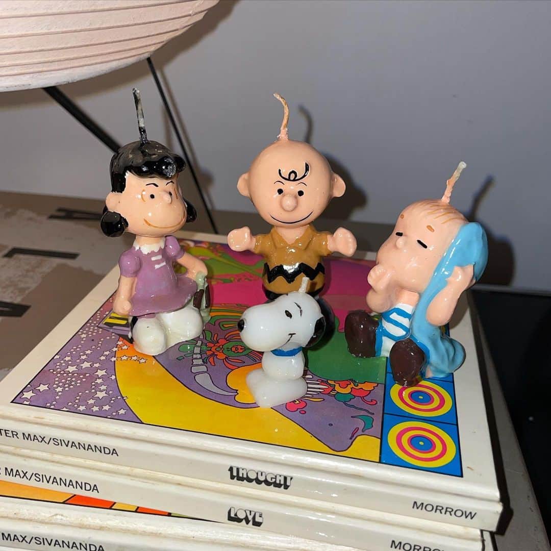 オランピアルタンのインスタグラム：「Huge dilemma: do we light these? Or just keep them forever? 🤷🏻‍♀️🐶🕯💝 #peanutsgang (my stocking filler from @cletan 🥰 #semiXmassypost)」