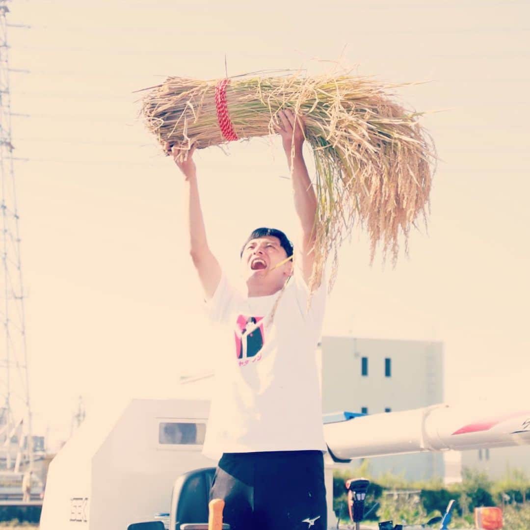 宮田麺児さんのインスタグラム写真 - (宮田麺児Instagram)「今年も育てた山田錦の稲藁で しめ縄を作りました。 あとは大掃除して 年神様をむかえる準備をするだけです。  #しめ縄#五穀豊穣#年神様#年神様をお迎えする準備 #稲藁#日本酒」12月28日 0時34分 - miyatamenji