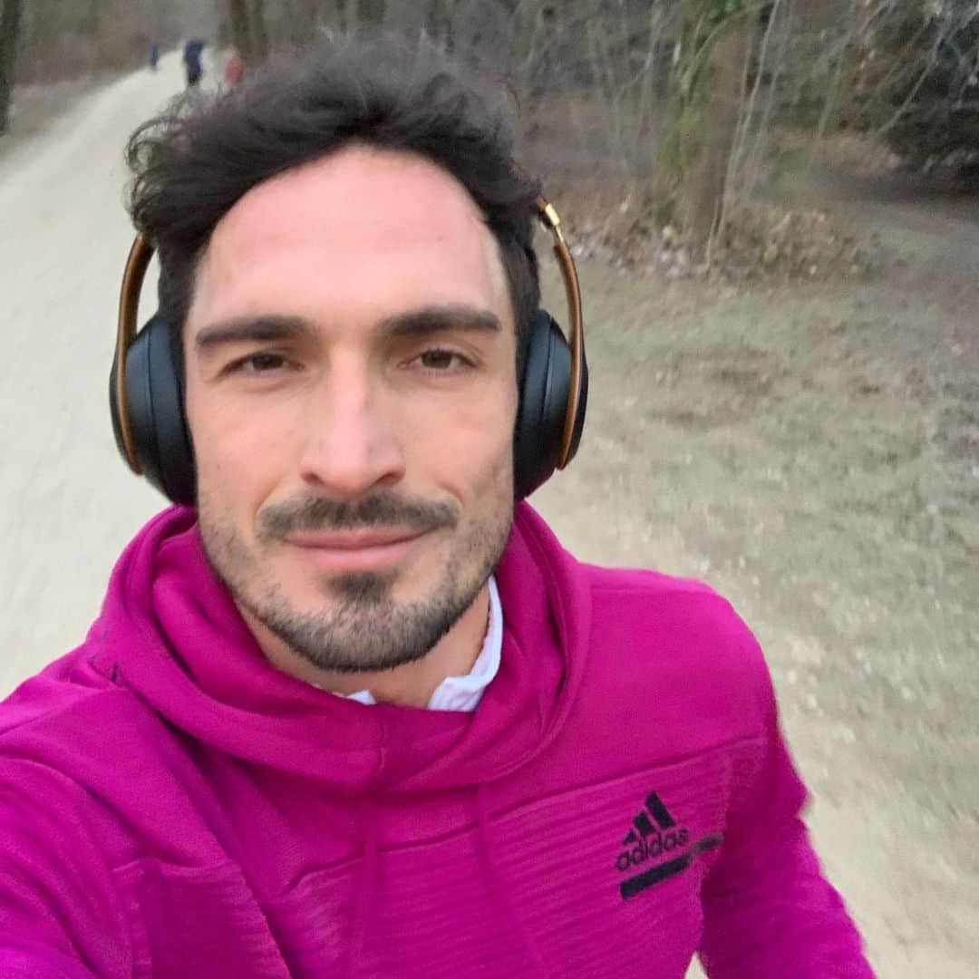 マッツ・フメルスのインスタグラム：「Die kurze Weihnachtspause ist schon wieder vorbei 🏃🏻‍♂️」