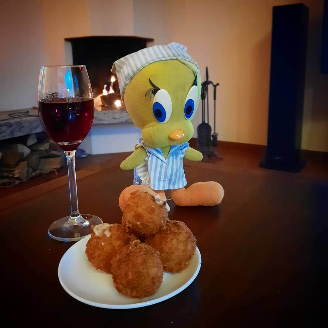 Little Yellow Birdさんのインスタグラム写真 - (Little Yellow BirdInstagram)「And with the left over truffle I made my own home made truffle bitterballen! Now I want truffle everyday!! #littleyellowbird #tweety #tweetykweelapis #adventures #yellow #bird #weekend #sunday #bitterballen #truffel #truffelbitterballen #truffle #happyhour #december #winter #fireplace #woodfire #openhaard #stuffedanimalsofinstagram #plushiesofinstagram」12月28日 0時25分 - tweetykweelapis