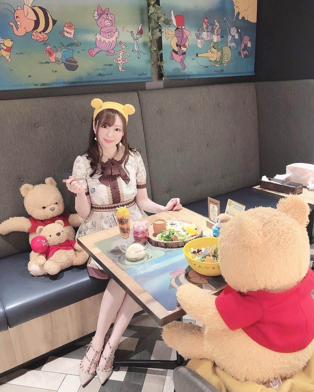 瑞咲まみさんのインスタグラム写真 - (瑞咲まみInstagram)「🧸❤️🍯 プーさんとデート風😘💕  小田急新宿で期間限定でやっている はちみつカフェ🍯☕️🍰  お洋服はシークレットハニーの プーさん柄のワンピを着たよ🧸❤️  . . #くまのプーさん #プーさんカフェ #はちみつカフェ #はちみつカフェキャンペーン  #シーハニディズニー  #シークレットハニー #ヴァレンティノシューズ  #honeyscafe #winniethepooh  #valentinoshoes」12月28日 0時26分 - ma_09_mi