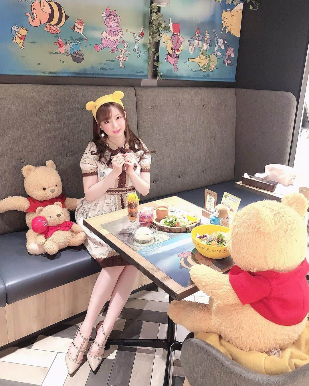 瑞咲まみさんのインスタグラム写真 - (瑞咲まみInstagram)「🧸❤️🍯 プーさんとデート風😘💕  小田急新宿で期間限定でやっている はちみつカフェ🍯☕️🍰  お洋服はシークレットハニーの プーさん柄のワンピを着たよ🧸❤️  . . #くまのプーさん #プーさんカフェ #はちみつカフェ #はちみつカフェキャンペーン  #シーハニディズニー  #シークレットハニー #ヴァレンティノシューズ  #honeyscafe #winniethepooh  #valentinoshoes」12月28日 0時26分 - ma_09_mi