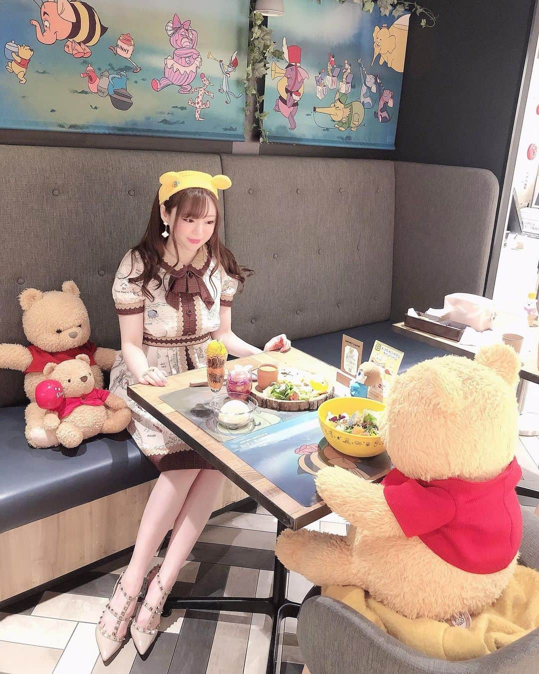 瑞咲まみさんのインスタグラム写真 - (瑞咲まみInstagram)「🧸❤️🍯 プーさんとデート風😘💕  小田急新宿で期間限定でやっている はちみつカフェ🍯☕️🍰  お洋服はシークレットハニーの プーさん柄のワンピを着たよ🧸❤️  . . #くまのプーさん #プーさんカフェ #はちみつカフェ #はちみつカフェキャンペーン  #シーハニディズニー  #シークレットハニー #ヴァレンティノシューズ  #honeyscafe #winniethepooh  #valentinoshoes」12月28日 0時26分 - ma_09_mi