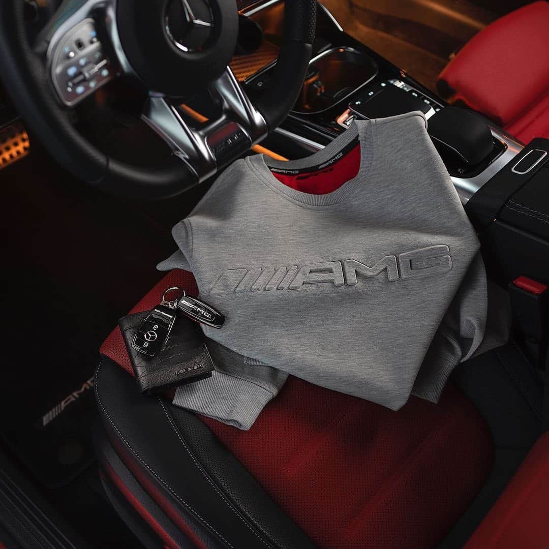 メルセデス・ベンツさんのインスタグラム写真 - (メルセデス・ベンツInstagram)「Create a cozy atmosphere in your Mercedes-AMG with the comfortable grey melange @mercedesamg sweatshirt! Enjoy high-quality materials with a chic design. Get it now online.   #MercedesAMG #DrivingPerformance #daimler #shopping」12月28日 0時28分 - mercedesbenz