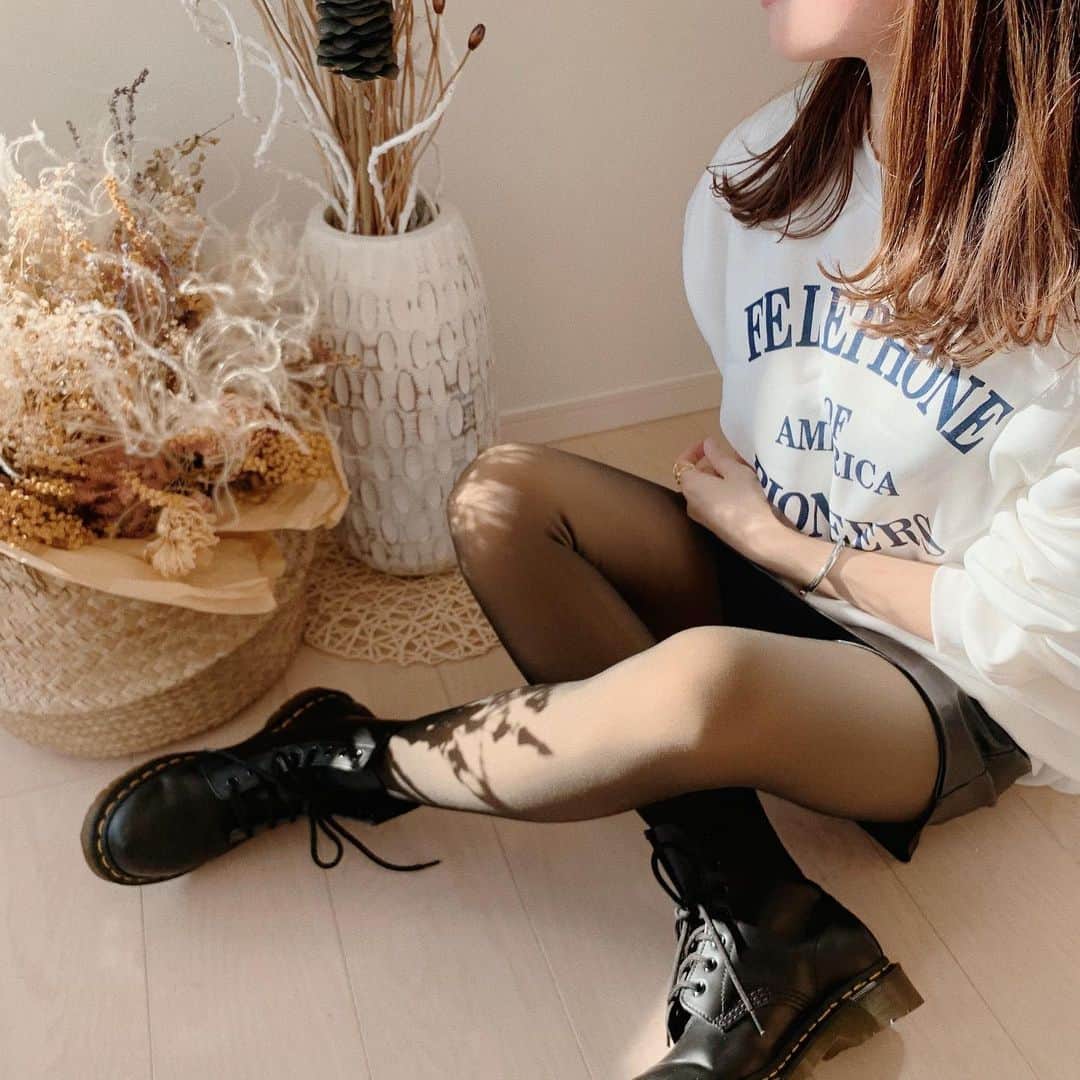 nyaachanのインスタグラム：「* ぬくぬくスウェット❤️ 裏起毛のスウェットは真冬はほんまに重宝🙏✨ 中に極暖とかきたら無敵やもんね😂 * バタバタしててなかなか販売の作業進まず… やけど年明け寒くなるみたいやし、せめてこの死ぬほど暖かいタイツは年内ギリギリ販売できるよう頑張ります😂💦 * *  #coordinate #コーディネート#今日の服#スウェット#スウェットコーデ#ロゴスウェット#ロゴデザイン#コーデ#お洒落さんと繋がりたい#きょコ#冬コーデ#着厚タイツ#着圧#instagood#instafashion#低身長#おちびコーデ#大人カジュアル#ミニスカート#スコート#zara#ザラジョ#プチプラ#プチプラコーデ　#drmartens #マーチン#マーチンコーデ#ドクターマーチン」