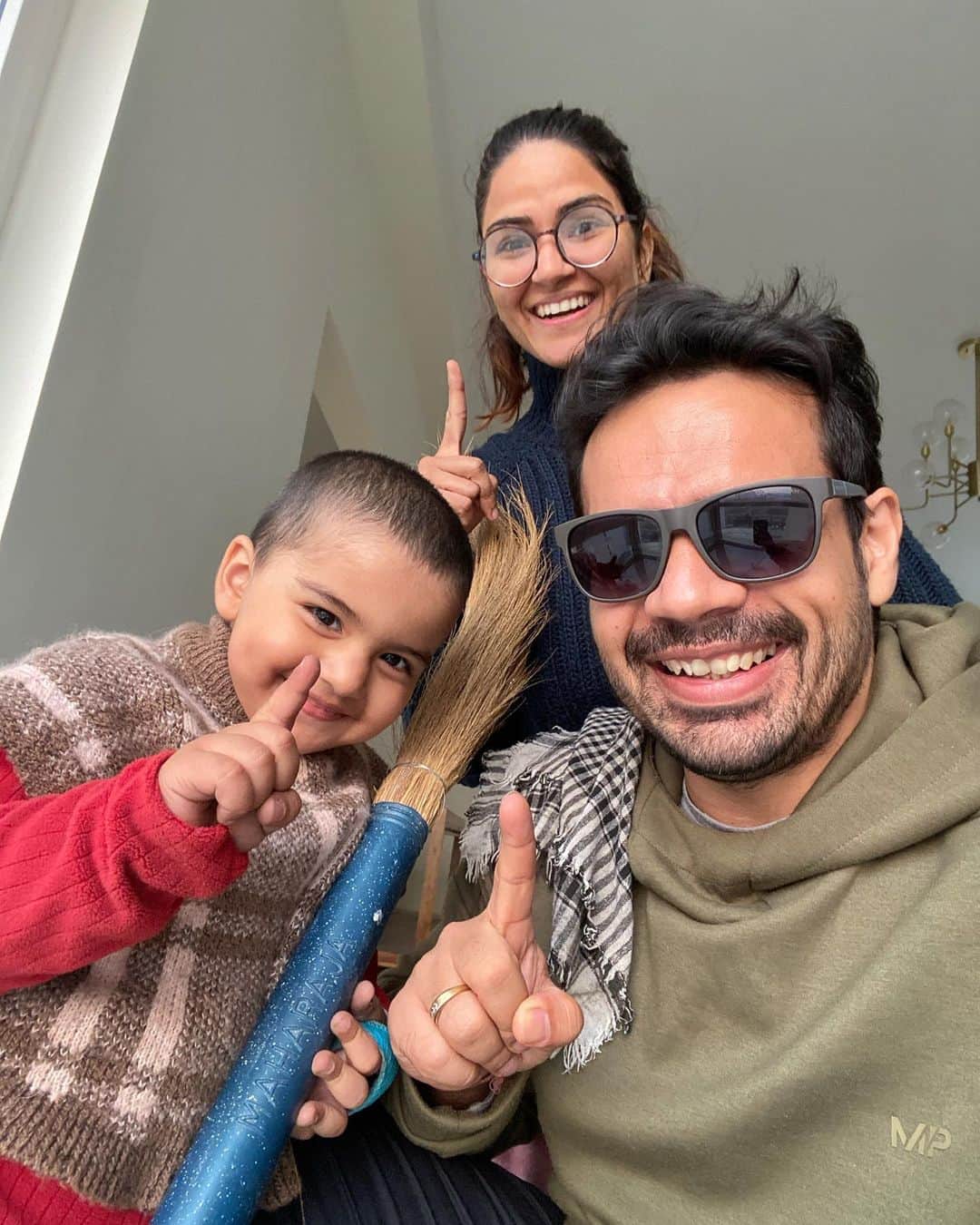 Gaurav Tanejaのインスタグラム：「First photo from our New Apartment in Lucknow. ..No dust particles were harmed during the cleaning..  . #flyingbeast #NewHouse #Lucknow #newbeginnings」