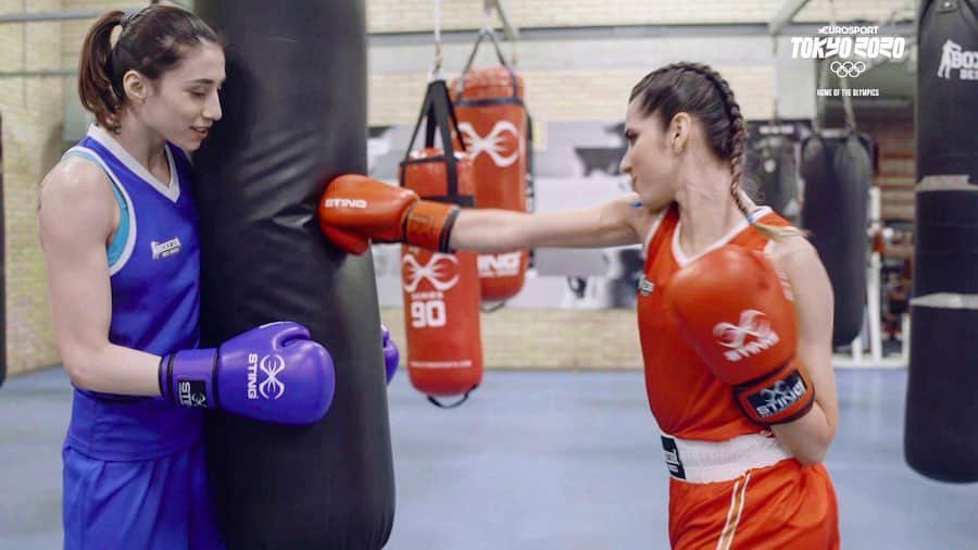 ヴァレンティーナ・マルケイのインスタグラム：「IRMA, classe 1997, quando nasceva la boxe femminile in italia non c’era neanche, era addirittura proibita.  Oggi questa ragazza dolcissima, che emana un’energia che ti avvolge ma allo stesso tempo delicata (come la sua voce), è la figura di riferimento del movimento pugilistico femminile italiano🥊🎖  La boxe le ha cambiato la vita e ha ispirato quella di tanti giovani della sua terra. 🙏🏻💙   Domani a #GIOCHIDARAGAZZE la storia di una determinata IRMA TESTA @iosonoirmatesta alle 14 su EUROSPORT 1💪🏻  ⚠️‼️SPOILER: LE PRENDO FORTE 🥊🤷🏻‍♀️ #strano vero @eurosportitalia ?」
