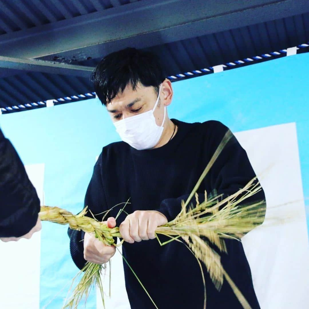 宮田麺児のインスタグラム：「育てた山田錦の稲藁で しめ縄造り」