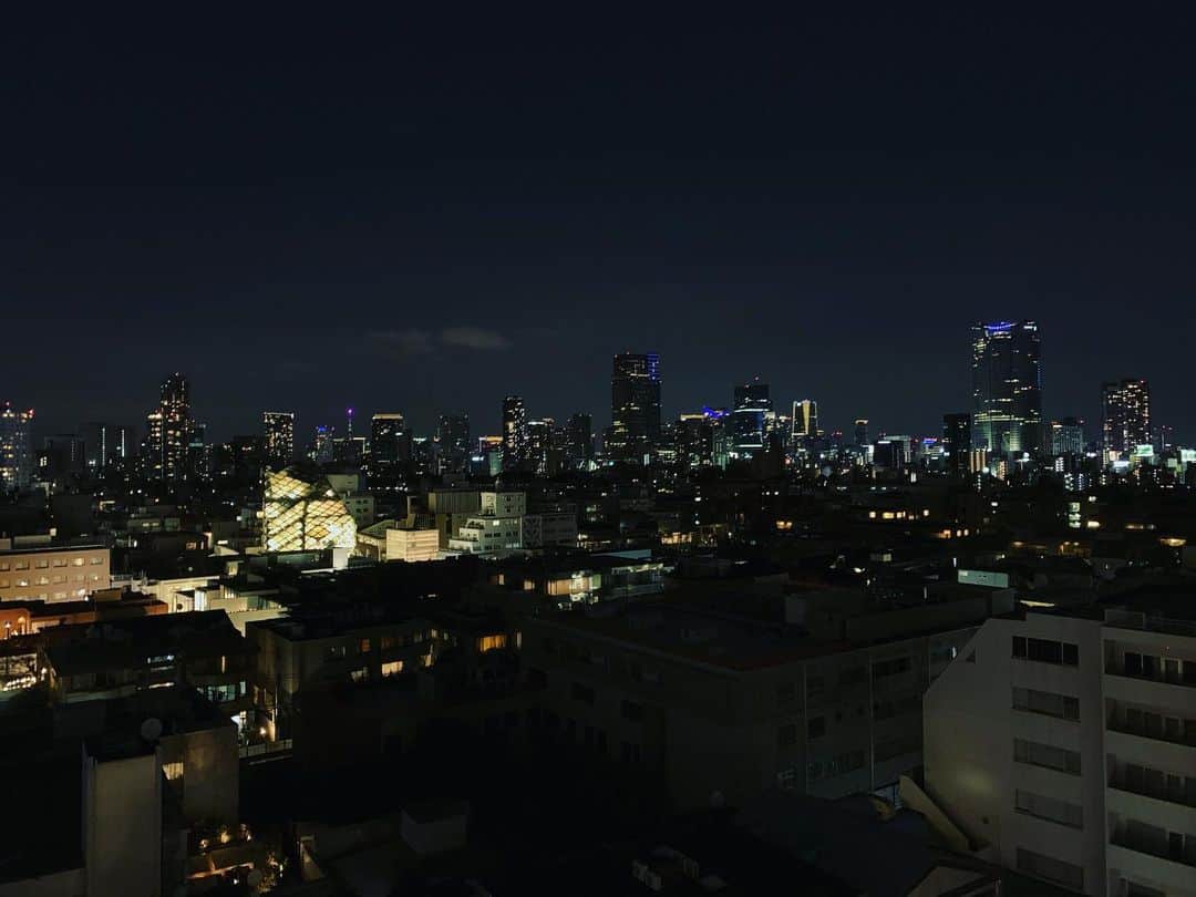尼丁隆吉さんのインスタグラム写真 - (尼丁隆吉Instagram)「今日のライブ会場 一面ガラス張りから見える景色が 綺麗すぎた。東京って感じ。 また帰ってきたい場所です。 #表参道歌声ピアノサロン  #メロディ」12月28日 0時35分 - ryukichiamacho