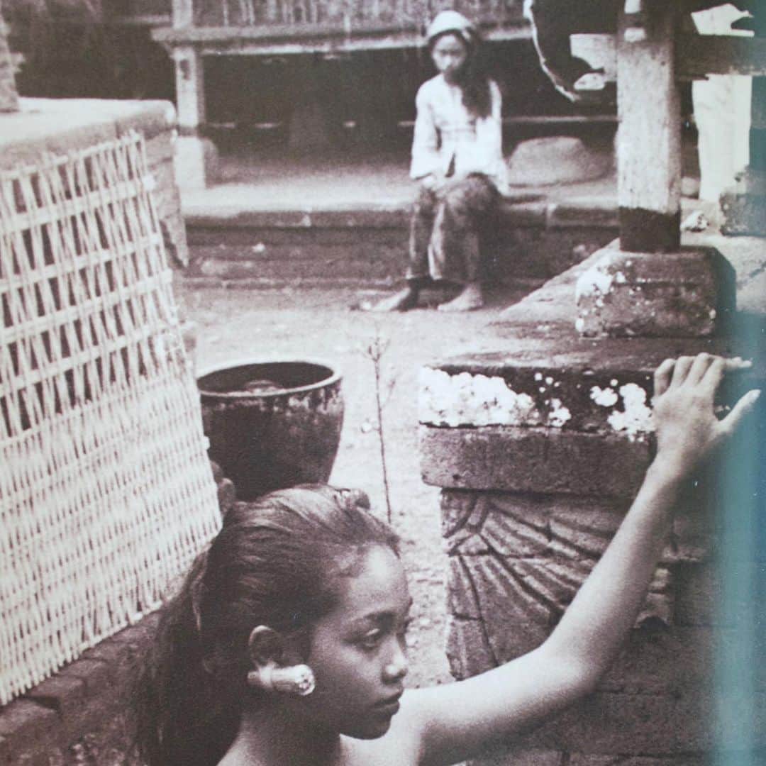 ベックスロックスのインスタグラム：「Bali 1930’s by Arthur Fleischmann #Earplugs ⠀⠀⠀⠀⠀⠀⠀⠀⠀ ⠀⠀⠀⠀⠀⠀⠀⠀⠀ #traditions  #villagelife  #blackandwhite #photography #research」