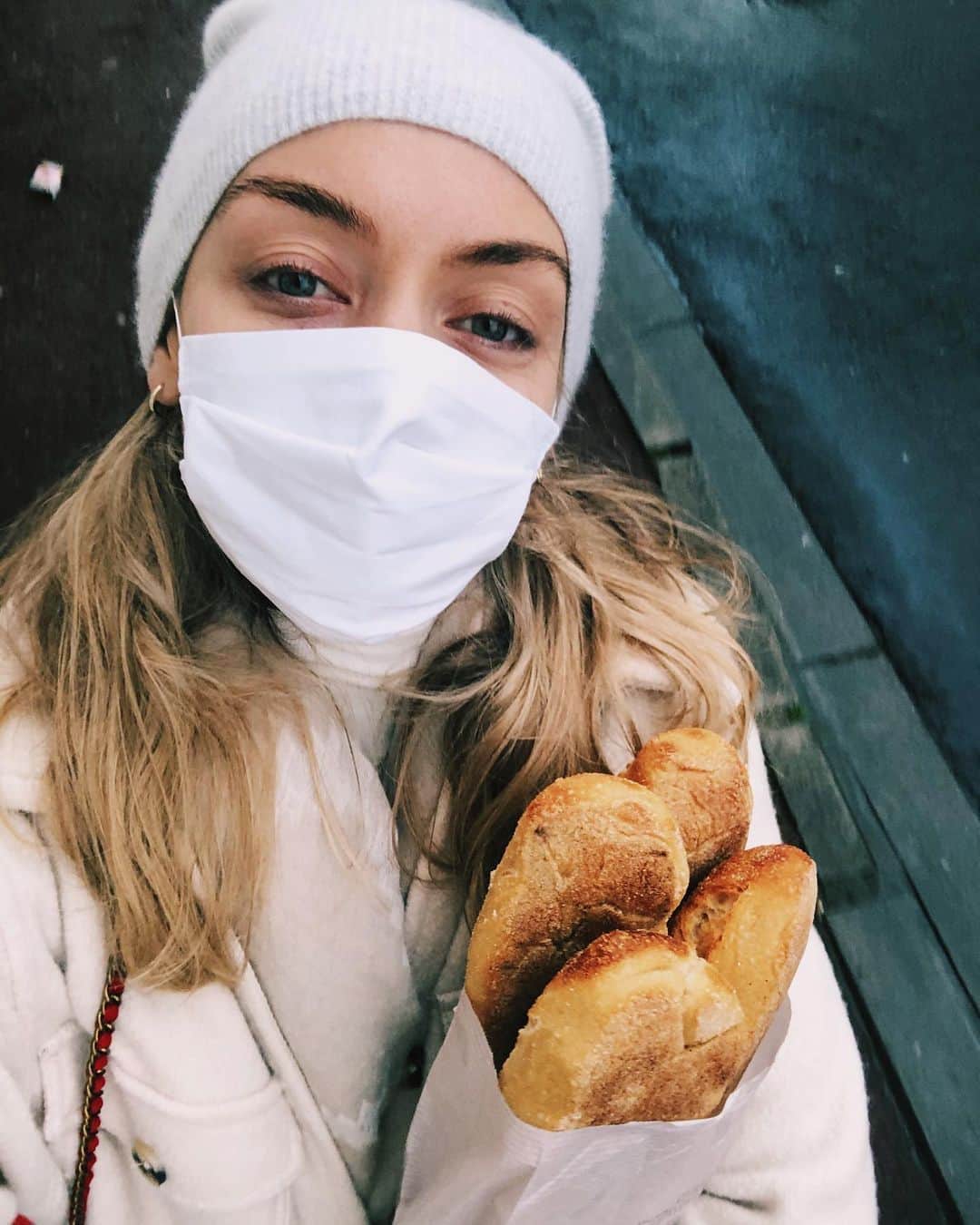 のインスタグラム：「Just me, becoming a baguette as promised, and a few snaps from my Christmas in France so far. I’ve felt an incredible sense of gratitude to end this crazy year here with my new Robicquet family - a reminder of all I’ve gained in 2020. I’ve also been so grateful just to be in France (a country I can now call home!) it is so beautiful here, everything makes me want to cry...starting with the bread...which I’ve had a lot of;) Although it’s belated, I also wanted to wish you all a very Merry Christmas and send you lots of love, wherever you are in the world. ❤️❤️❤️」