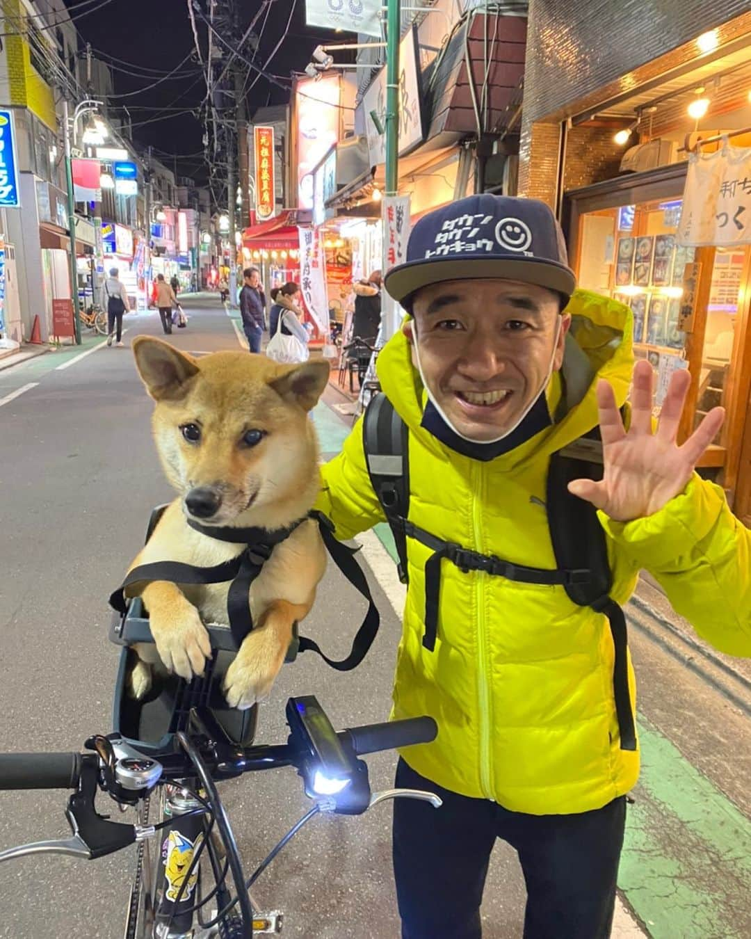 猫ひろしさんのインスタグラム写真 - (猫ひろしInstagram)「犬  と  猫。  野方で今年最後のお笑いライブ終わった後に偶然格闘家の  #清水清隆　選手と愛犬のおこめちゃんとバッタリ。  おこめちゃん表情豊か！  見習わないとな」12月28日 0時50分 - cat_hiroshi