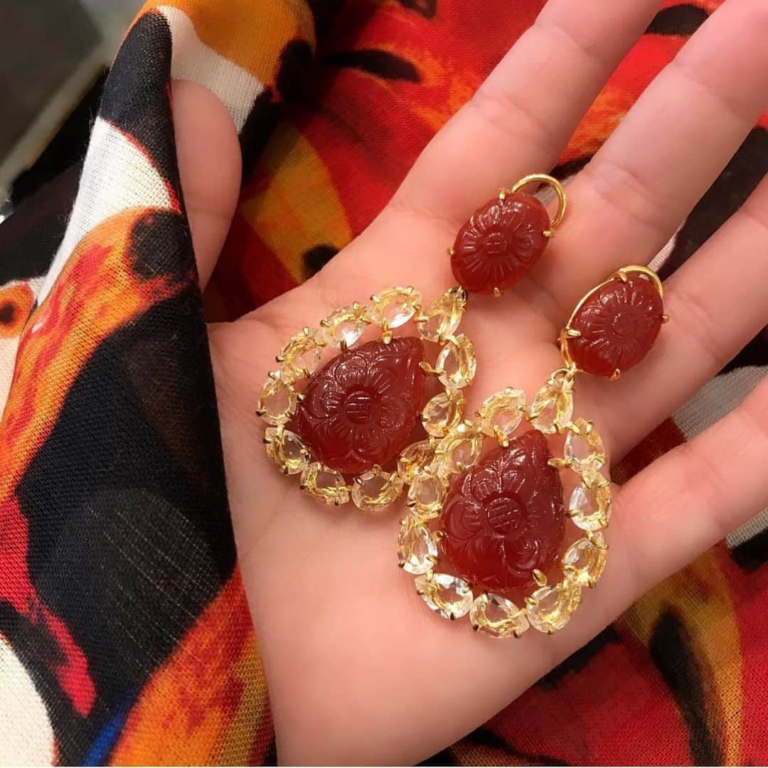 バウンキットさんのインスタグラム写真 - (バウンキットInstagram)「Weekend vibes !  Check out our collection at Miro’s in Miami. . . . . . . . #earrings #carvedcarnelian #lemonquartz #statementjewelry #earringsoftheday #ontrend #convertiblejewels #daytoevening #shopsmall #handmadejewelry #madeinusa #artisanjewelry」12月28日 0時43分 - bounkitnyc