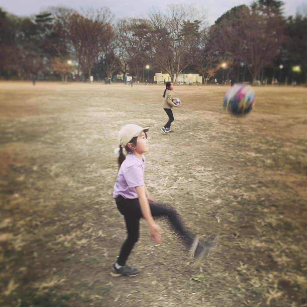 石川直宏さんのインスタグラム写真 - (石川直宏Instagram)「ついに目覚めた⚽️🏃‍♀️🏃‍♀️💨！？ . . #姉妹 #負けず嫌い #長女 #努力家 #次女 #レフティ #サッカー #soccer  #フットボール #football #トレーニング #training  #2時間みっちり #継続 できるかな？」12月28日 0時48分 - sgss.18