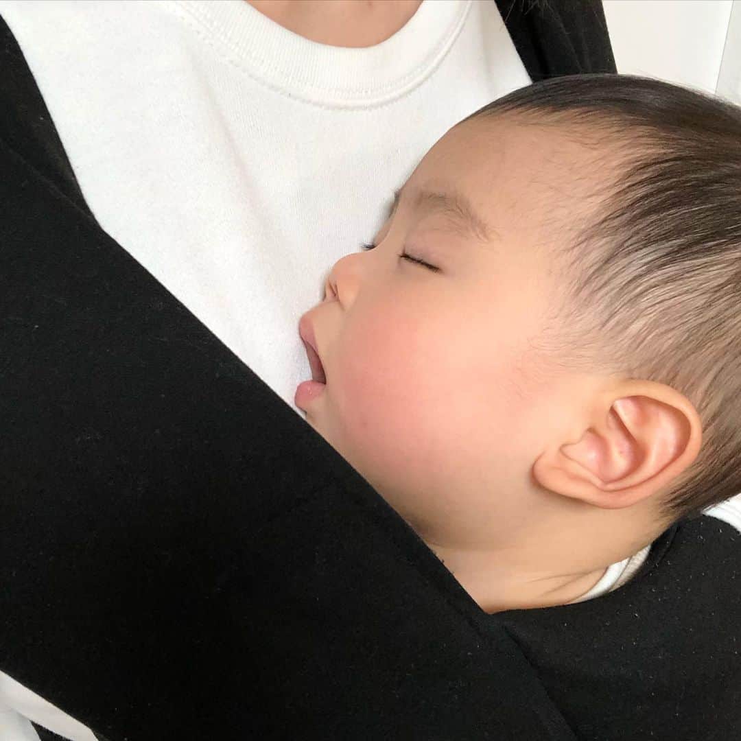 馬渕史香のインスタグラム：「ここ数ヶ月、お昼寝は基本抱っこ紐です  寝ぐずりしたら、エルゴのエンブレースで抱っこしてあげると心地いいのかすぐに夢の中へ  お昼の時とちょっとそこまでのお出かけの時はエンブレース一択  着けてるわたしたちも締め付けが心地良くて、旦那さんなんかは一緒に昼寝してます笑笑  産まれる前、抱っこ紐選びにすっごい悩んだんやけど、これから準備しようと思っとる人にアドバイスしたいのは、 旦那さんの性格に合わせて選ぶのがいいよってこと  長く使えるとか、いろんな使い方ができるってのももちろんいいけど、抱っこ紐で旦那さんの育児参加を促せると思ってる  たぶん産まれる前はピンときてないと思うので、どれがいい？なんて聞いてもダメなので、女性が決めていいと思う  結構きっちり細かいことにもこだわる理系やったら、エルゴのスタンダードなやつみたいに留めるとこいっぱいあるけど、いろんな使い方できるやつでもOKやと思う  逆で感覚で過ごすタイプや、物事を覚えるのが苦手な方にはぜひ新生児特化とかの装着がシンプルなのをおすすめしたい  留めるとこたくさんあってがっちりやけど、どこかを留めるの忘れたりしちゃうよりは、エンブレースみたいに、留めるとこ3箇所だけですーとかの方が安全だし、うまく着けられなかったりで、抱っこ紐で挫けちゃうとその後の育児参加の意欲が下がっちゃう気がするんやてね  抱っこって1番シンプルだけど、手伝ってもらえると1番助かること しかも、自分の胸の中で眠る我が子を見たら愛情が増すんじゃないかな  って  我が家はエンブレースが、育児参加へのハードルを下げたと思う  もろもろが許すならおすすめです あ、カラーは黒以外がおすすめです 洗濯後の毛玉がちょっと目立ちやすいので  #inmyergo #エルゴと一緒 #エルゴエンブレース #抱っこ紐選び #抱っこ紐レビュー   #あしざわ家 #赤ちゃんのいる生活 #令和2年生まれ #5月生まれ #男の子ベビー #令和ベビー #babyboy #2020baby #ゼクシィbabyママ隊 #ずぼら主婦」