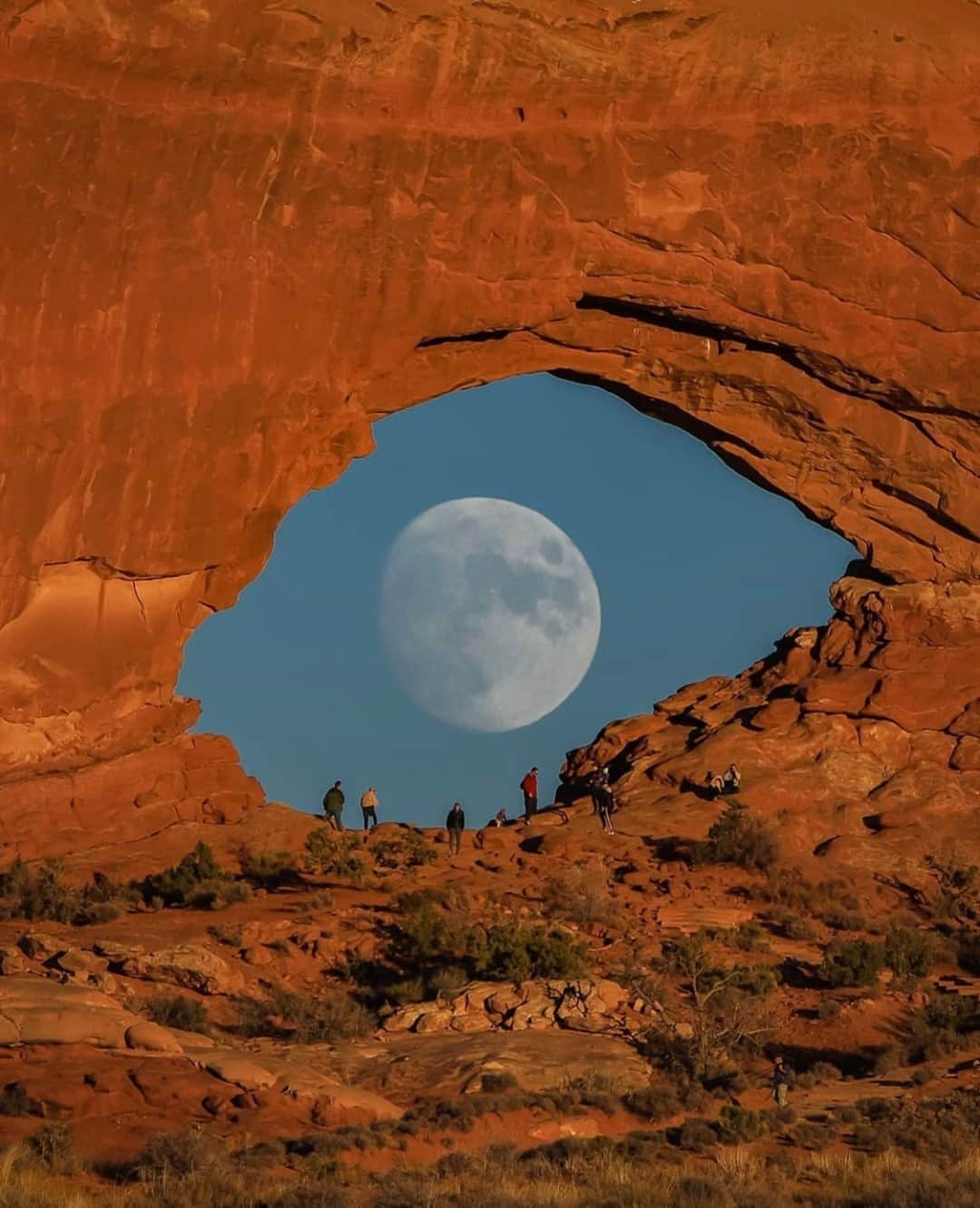 Earth Picsさんのインスタグラム写真 - (Earth PicsInstagram)「The Eye 👁🌕 Do you see it? 📷 @zachcooleyphoto」12月28日 1時00分 - earthpix