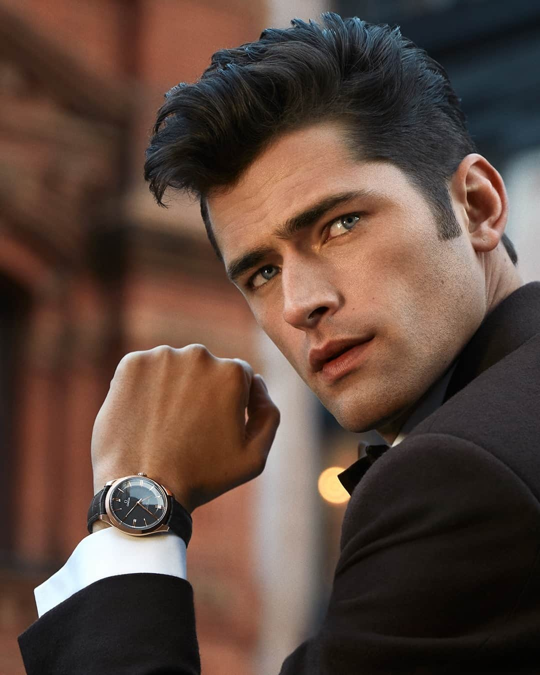 オメガさんのインスタグラム写真 - (オメガInstagram)「#OMEGAmychoice A handsome face. The grey enamel dial of the #OMEGATresor in Sedna Gold. Okay, make that two handsome faces.」12月28日 1時00分 - omega