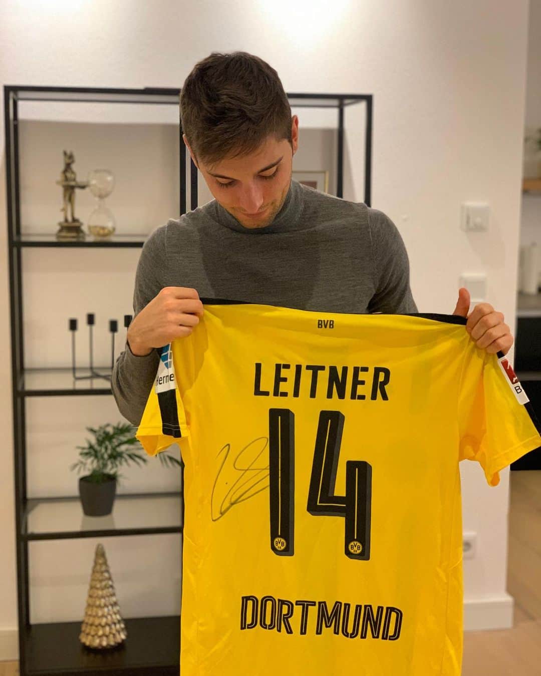 モリッツ・ライトナーのインスタグラム：「After Christmas giveaway! I wanna thank you for the massive support during this strange year 🙏 That’s why I raffle a signed jersey of my time at @bvb09  Like the post & tell me your goal for 2021 and tag 2 Friends. Time till 29.12.20 23:59 o clock.  Good luck 🍀  #dortmund #bvb #trikot #jersey #football #fussball #gewinnspiel #verlosung #giveaway #gewinnspiele #gewinnen #verlosungen #giveaways #gewinn #win #glück #gewinner #giveawaytime #contest #chance #support #danke #thankful」