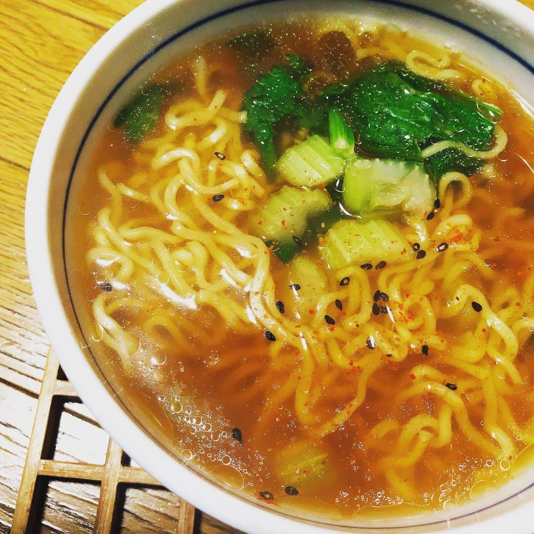 吉岡麻由子のインスタグラム：「#深夜飯﻿ やはり#麺#🍜﻿ ﻿ #マルちゃん正麺#醤油味﻿ ➕﻿ #セロリ #七味唐辛子 ﻿ ラーメンにセロリが合う！﻿ #発見﻿#❗️ セロリ大丈夫な人は是非〜^_^﻿ ﻿ #美味#😋﻿」