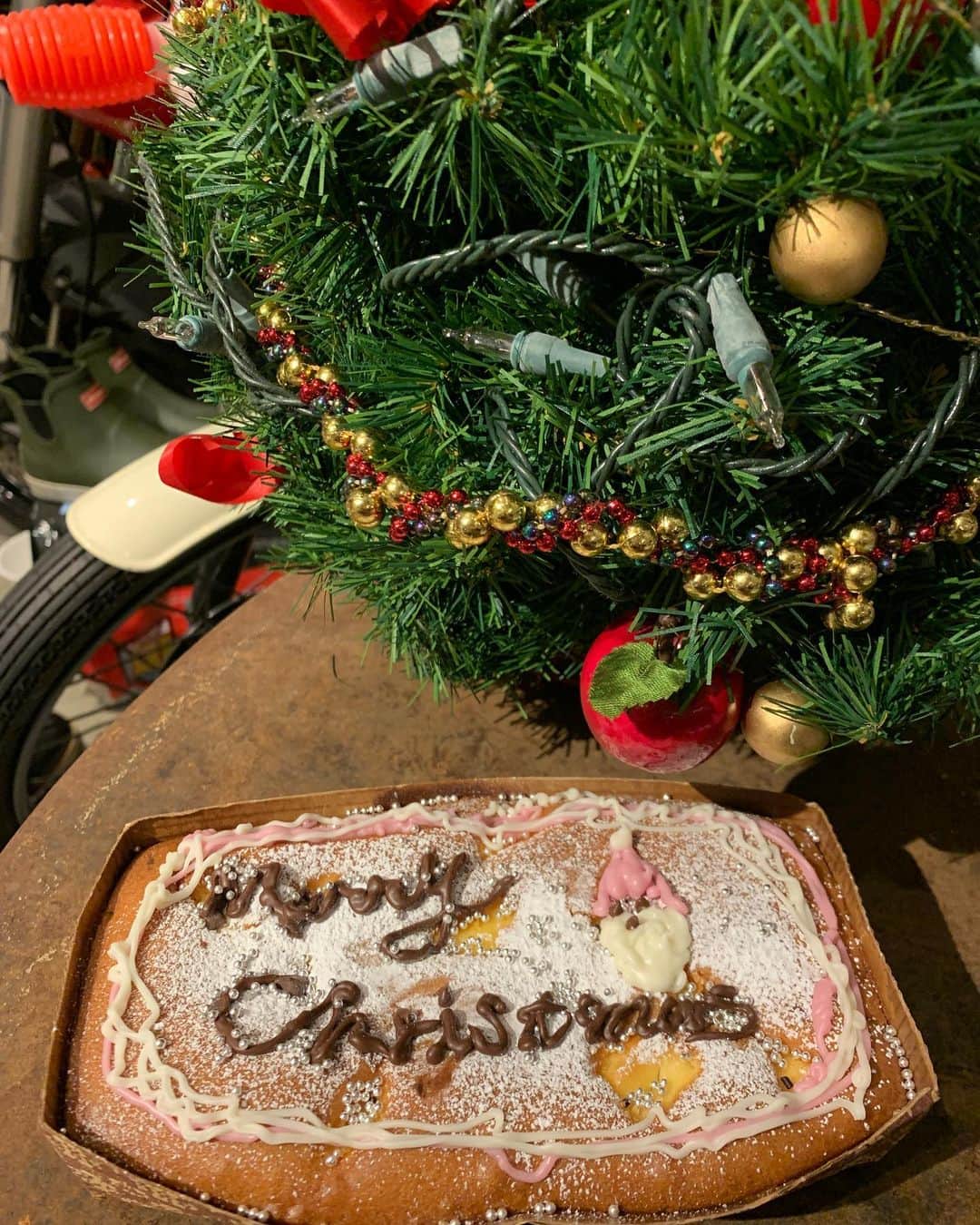 福山理子さんのインスタグラム写真 - (福山理子Instagram)「だからさあ〜 ファミリーは器用なのに あたしは...  #不器用 #ぶきっちょ #Christmas2020 #Christmasケーキ #ガレージハウス #りこちゃんハウス」12月28日 1時06分 - rikofukuyama