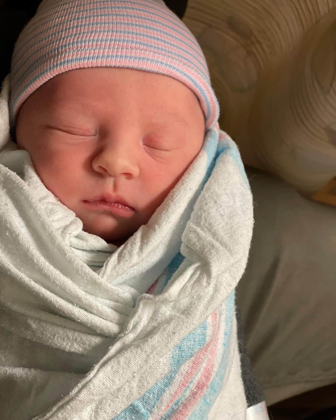 ジェンソン・バトンのインスタグラム：「Welcome Lenny Monrow Button 😍 Mummy & Daddy are besotted already. She has the cutest little dimples like her big brother Hendrix 😊 Britt is doing amazing and recovering well. #babybutton」