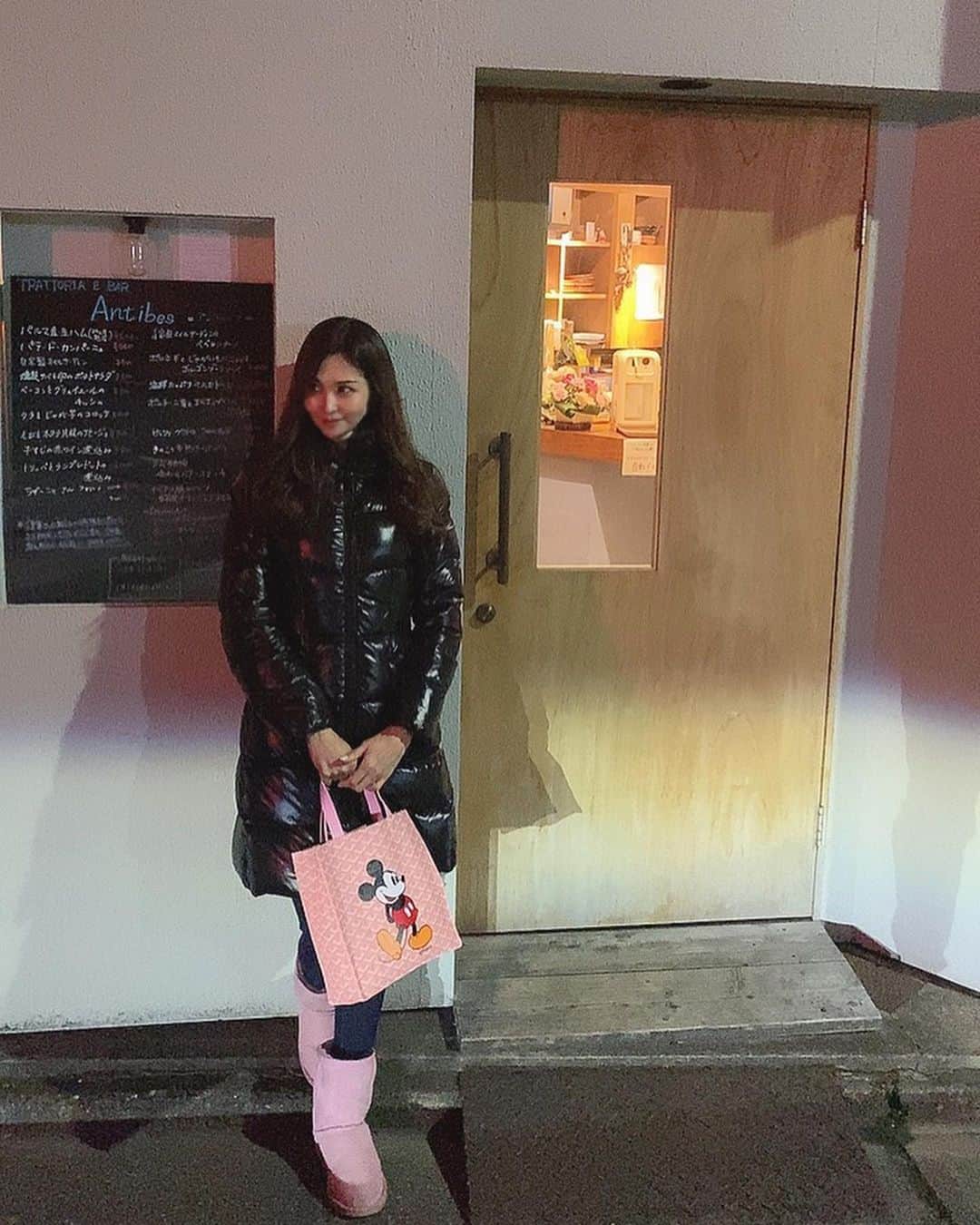 のインスタグラム：「日曜日はお休みだから前日夜更かしして朝方眠ったから朝ご飯は夕方前🤣笑笑 なので、ディナーはピザとポテトサラダ🍕 @antibes.sinryo  こちらのピザは最高に美味しい😆💕」