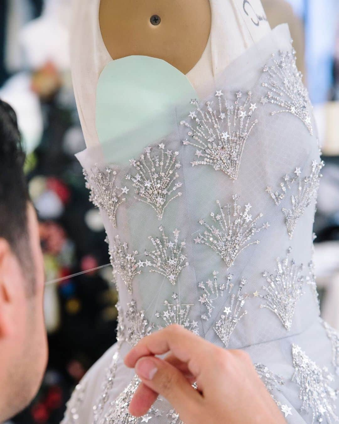 オスカーデラレンタさんのインスタグラム写真 - (オスカーデラレンタInstagram)「Crystals and sequins are hand-embroidered in our New York City atelier, igniting the #odlrfall2020 smoke grey ballgown.」12月28日 1時23分 - oscardelarenta