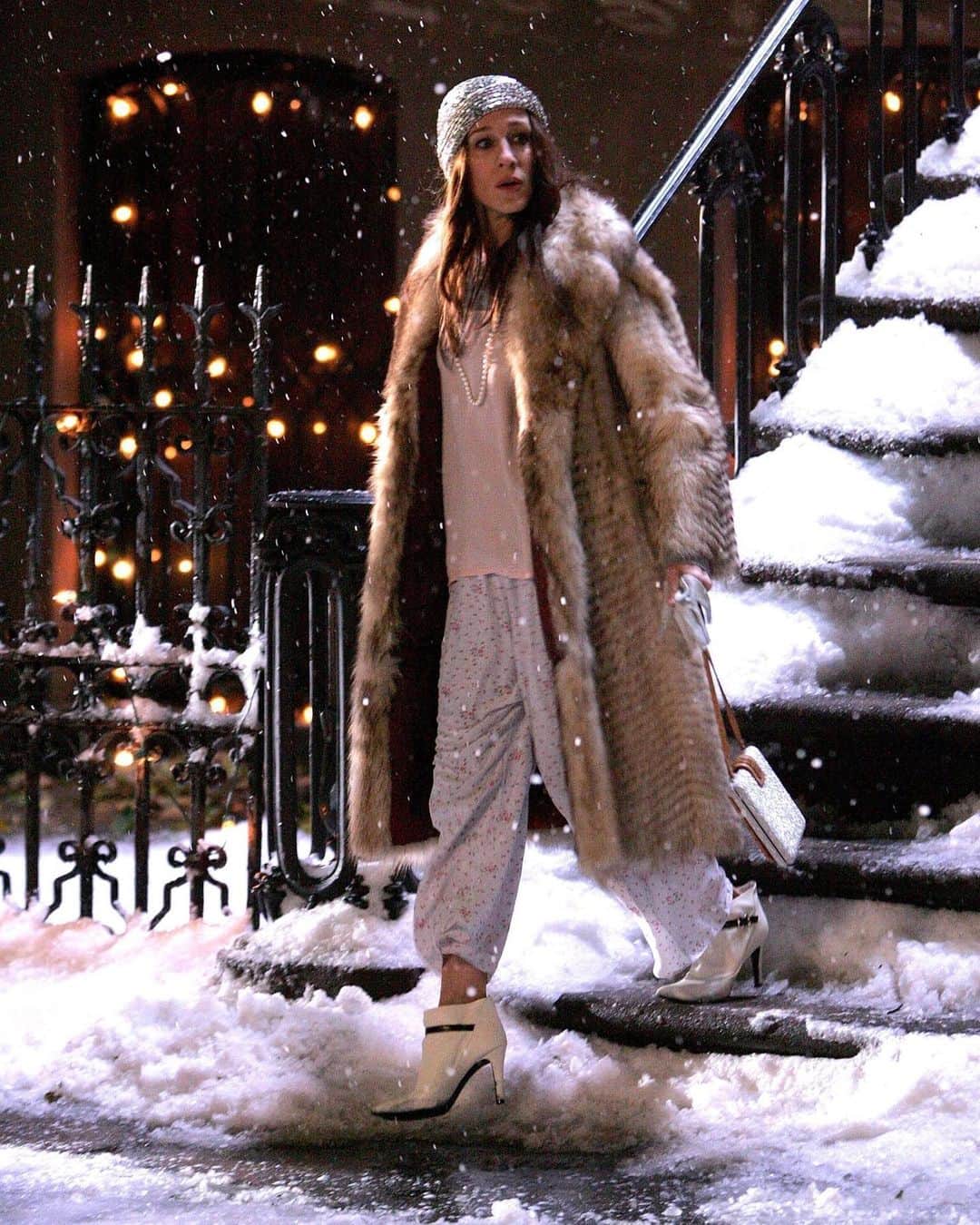 アシュレイ・ティスデイルのインスタグラム：「New goal in life. To be this fashionable always...but especially in pajamas #carrie」