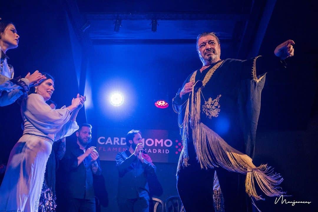 DeFlamenco.comのインスタグラム：「Antonio Canales anoche  en Cardamomo, muy bien acompañado.   @cardamomoflamenco   @antonio_canales_oficial @macarena.ramirez_ @lisisfair @paularodriguezlazaro」