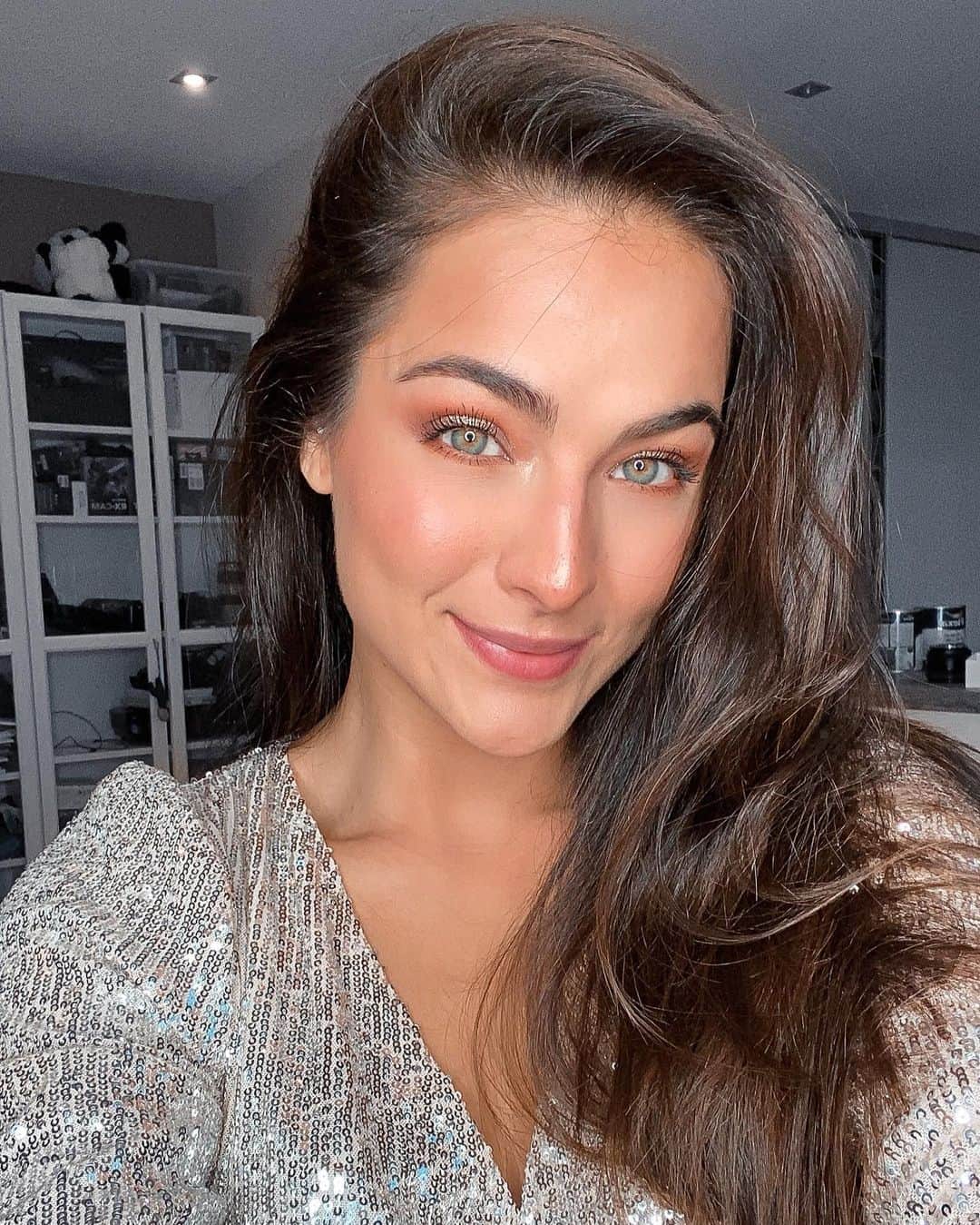 Dutchさんのインスタグラム写真 - (DutchInstagram)「The beauty and fun of makeup✨🥰 loving myself in both situations!💅🏽❤️ my skin and gut always gets a heavy hit with Christmas food, and it gets worse the more I eat🤭😂 but it’s more than okay! Don’t be too hard on yourself these days❤️ let yourself enjoy the treats without going into the judgement bubble we find ourselves so often in🙈 hope you enjoyed yourselves bubbas!☺️ Have a great Sunday🌟 x Nochtli」12月28日 1時29分 - nochtlii