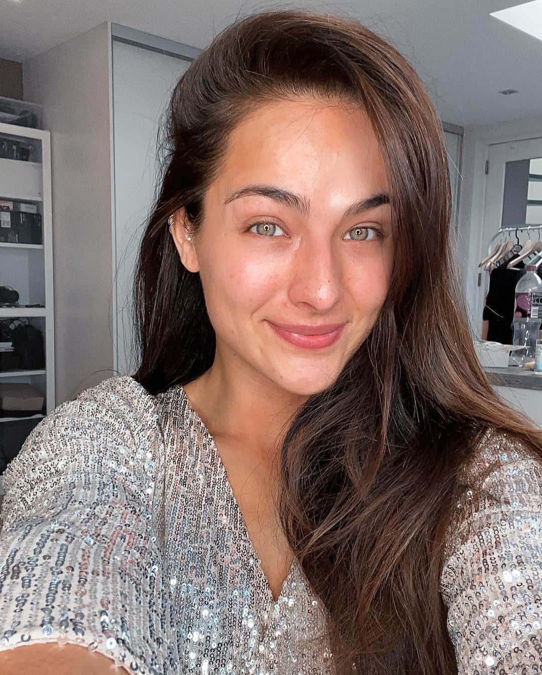 Dutchさんのインスタグラム写真 - (DutchInstagram)「The beauty and fun of makeup✨🥰 loving myself in both situations!💅🏽❤️ my skin and gut always gets a heavy hit with Christmas food, and it gets worse the more I eat🤭😂 but it’s more than okay! Don’t be too hard on yourself these days❤️ let yourself enjoy the treats without going into the judgement bubble we find ourselves so often in🙈 hope you enjoyed yourselves bubbas!☺️ Have a great Sunday🌟 x Nochtli」12月28日 1時29分 - nochtlii