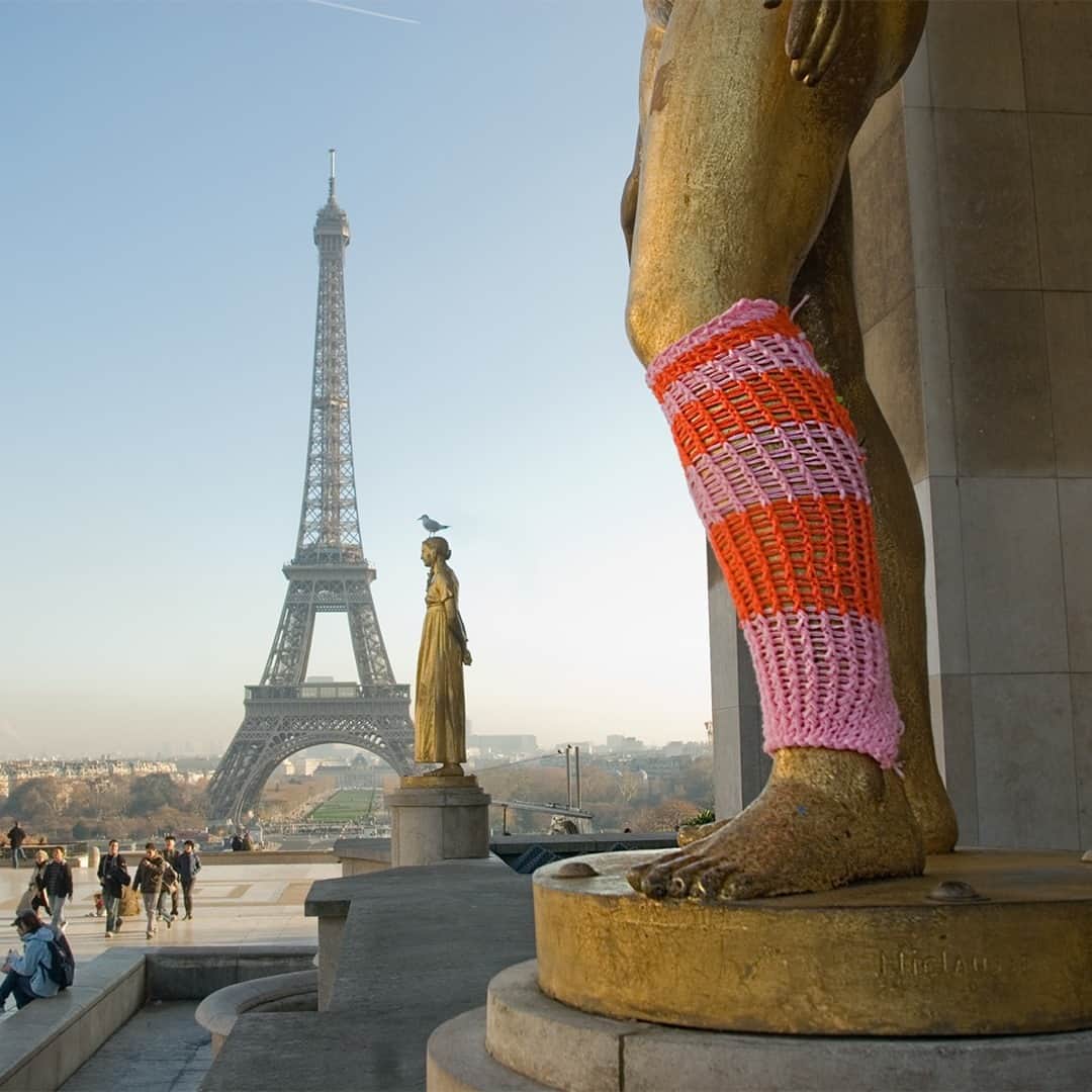 TED Talksのインスタグラム：「What the heck is a yarn bomb? 🧶 You’re looking at one! This is the work of textile artist Magda Sayeg (@magdasayeg) — she transforms urban landscapes into her own playground by decorating everyday objects with colorful knit and crochet. Initially, her warm and fuzzy installations started small, decorating stop-sign poles and fire hydrants in her hometown, but they quickly grew into a worldwide phenomenon and she wrapped big objects like buses! "We all live in this fast-paced, digital world," she says in her TED Talk. "But we still crave and desire something that's relatable." Visit the link in our bio to see more yarn bombs — and learn how you can use art to connect to the world around you.⁠ ⁠ [Photo: courtesy of Magda Sayeg]」