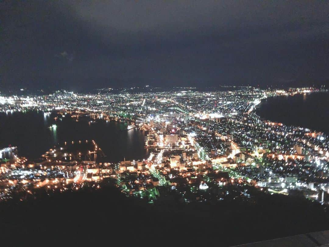 松原伊予菜さんのインスタグラム写真 - (松原伊予菜Instagram)「_ 初めて見る函館の夜景🌌🥺✨ 空気が透き通っててキラキラしてて最高でした！ 11月頭です. _ #旅行#函館#北海道#trip#家族旅行#北海道旅行#夜景」12月28日 1時30分 - iyona_147