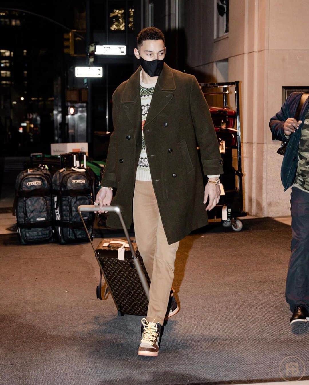 のインスタグラム：「SPOTTED: @BenSimmons arrives for the @sixers vs @nyknicks game wearing our Officer Topcoat in Olive (Stripe Fairisle Sweater sold out already 🙏) 📷  @thehapablonde  #bensimmons #bensimmonsuh #toddsnyder  #nbastyle」