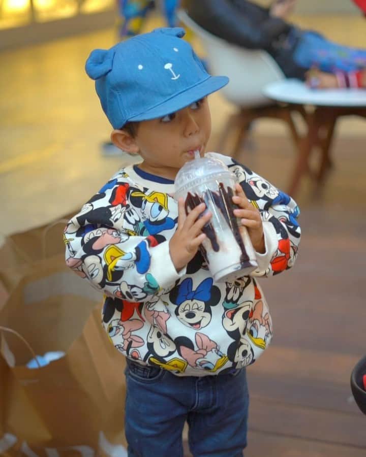 Alexandra M Rodriguezのインスタグラム：「Forever in awe of life and this little nugget @ggcaramelo!! ❤️ #mybaby #toddler #firstborn #firstson #fashionboy #disney #zarakids #christmas #gift #fun #life #together #a7iii #mickey #minniemouse #2.5」